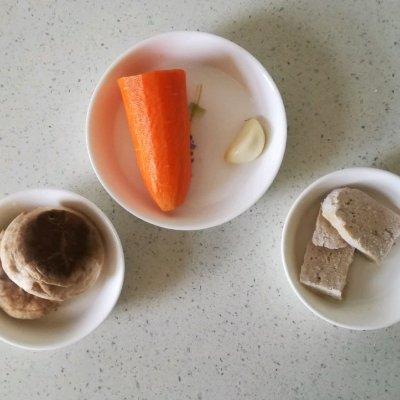 12M+胡萝卜炒香菇：宝宝辅食营养食谱菜谱