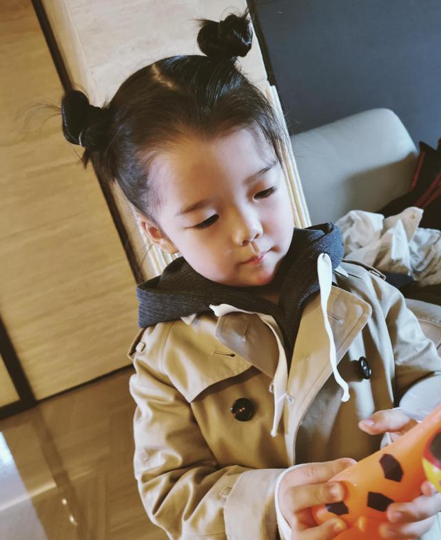 “你是姐姐，要让着弟弟！”小女孩回了一句话，奶奶无言反驳