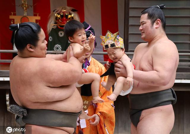 魔鬼爸爸！日本“宝宝哭”相扑赛 让宝宝哭声最大者获胜
