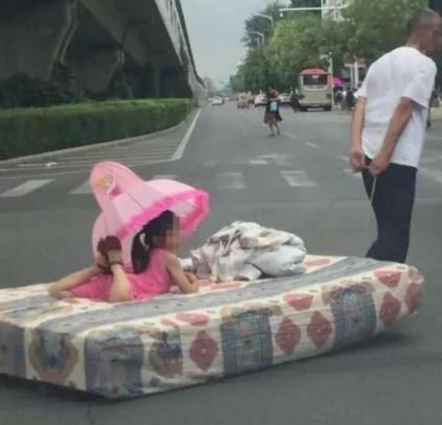 盘点新式遛娃方式，让人笑出眼泪来：孩子想走太远都不行