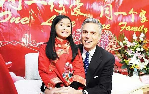 双胞胎姐妹被不同美国家庭收养，19年后重逢，两人差距很明显