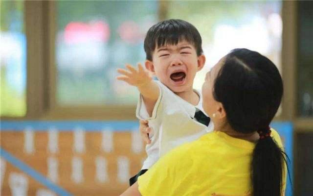 幼儿园老师把三个孩子照片发到家长群里，父母看完后，心里难受
