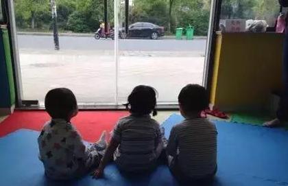 幼儿园老师把三个孩子照片发到家长群里，父母看完后，心里难受