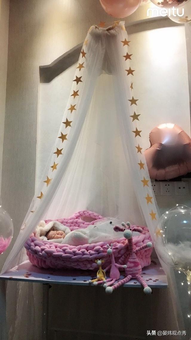 90后妈妈患产后抑郁，为整条街栏杆织上“彩虹毛衣”