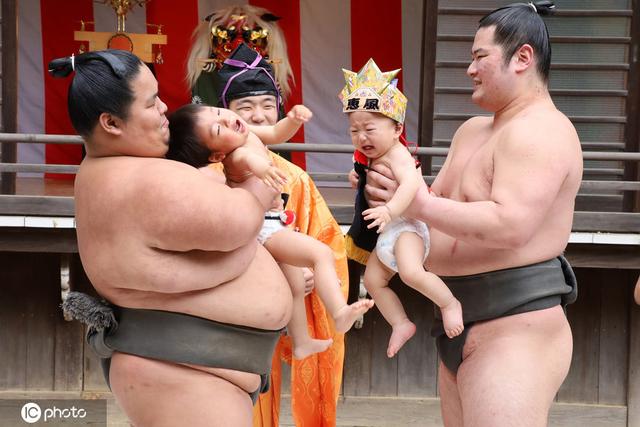 魔鬼爸爸！日本“宝宝哭”相扑赛 让宝宝哭声最大者获胜