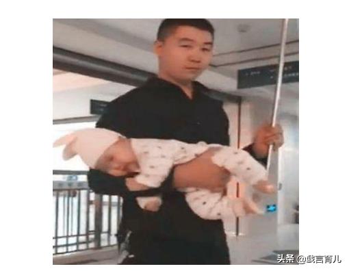 爸爸抱着宝宝输液，妈妈差点笑晕过去，网友：这位爸爸好可爱！