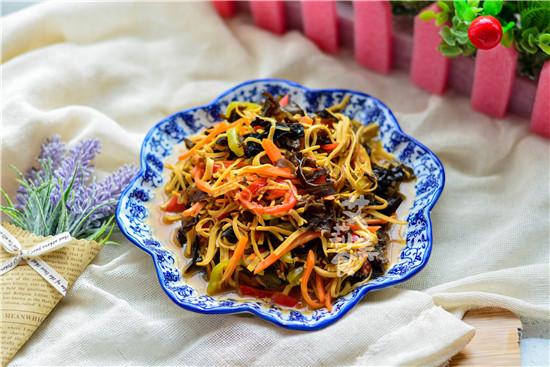 这盘“似鱼非鱼”的菜，很多小孩都爱吃，补充维生素，促进发育！