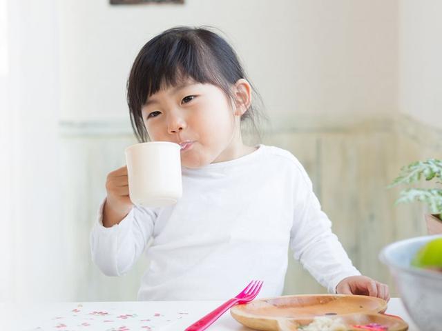 宝宝不爱吃饭，只想喝奶怎么办？