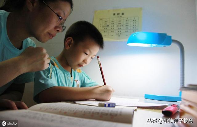 一陪孩子学习就发火？老师：这样“陪学”大人孩子都开心！