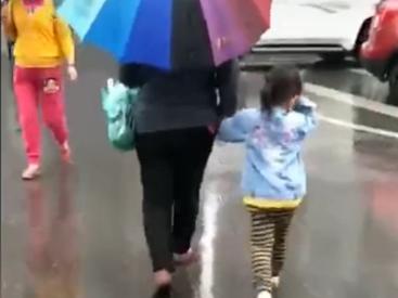 奶奶雨天接孙女放学，撑伞的样子“厉害”了，这孩子养得挺“糙”