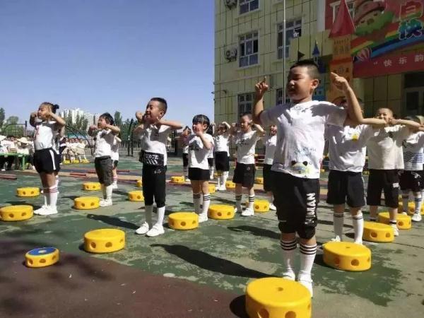 哈密市各学校、幼儿园开展“庆五一”活动