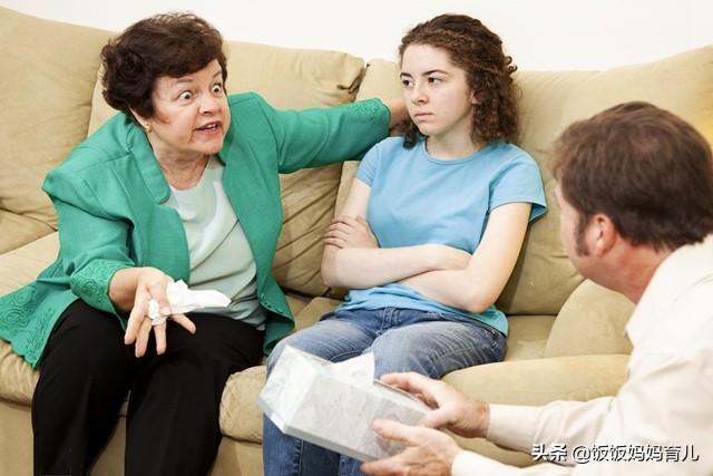管孩子时老人总插手，父母该怎么办？教你4招应对，简单管用