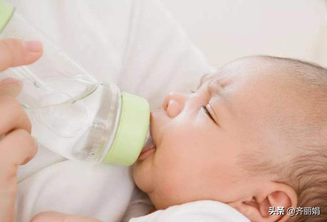 婴儿出生后，是先喝水还是喝母乳？很多人都做错了！