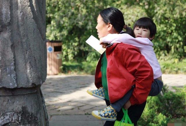 外婆辛苦10年带大孙子，为何却总说喜欢奶奶？