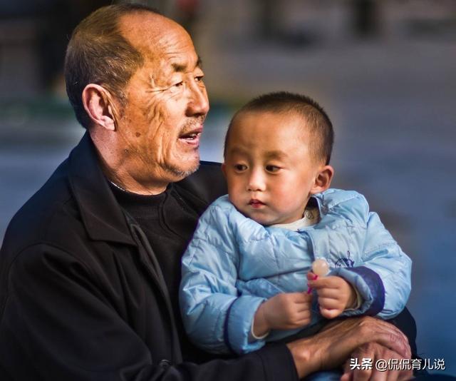 老人哄孙子睡着被宝妈痛斥：你有自己的房间，干嘛睡我们的床！