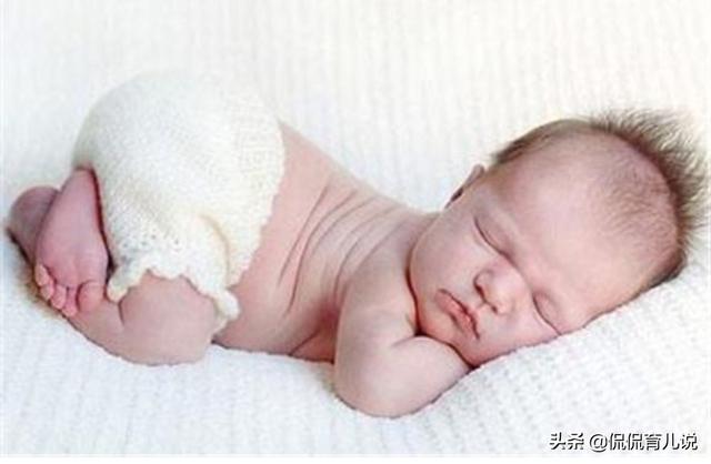 夏天纸尿裤怕捂宝宝屁屁，开裆裤怕暴露孩子隐私？到底该如何选！