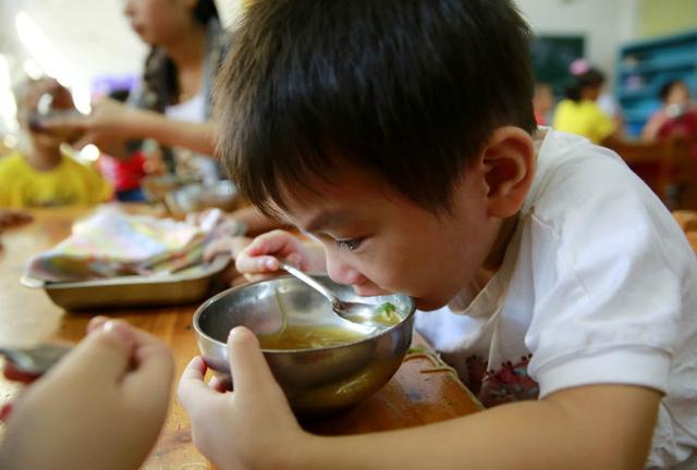 孩子再馋，这3种食物也要少吃，比零食还垃圾！容易积食还长不高