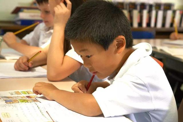 外婆辛苦10年带大孙子，为何却总说喜欢奶奶？