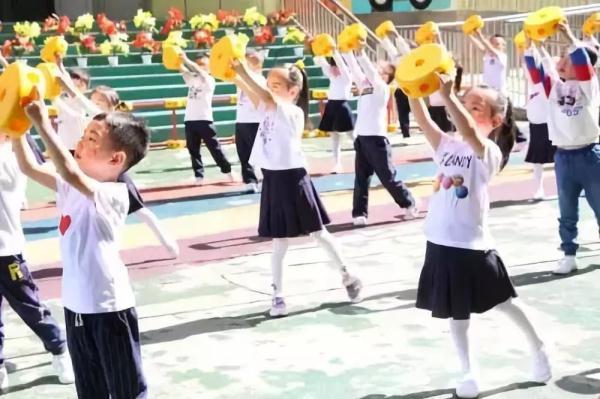 哈密市各学校、幼儿园开展“庆五一”活动