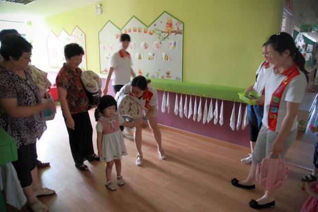 女儿第一天上幼儿园，银镯就“不见了”，老师的做法，家长羞红脸