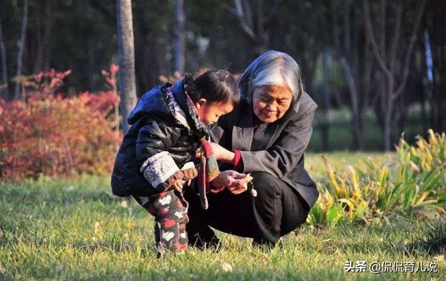 老人哄孙子睡着被宝妈痛斥：你有自己的房间，干嘛睡我们的床！