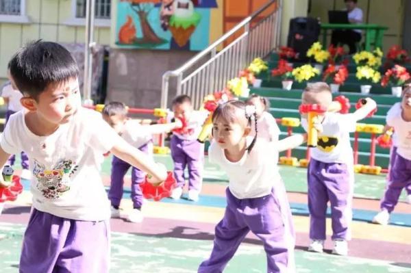 哈密市各学校、幼儿园开展“庆五一”活动