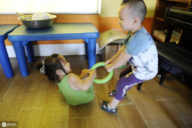 孩子抢东西，家长揍一顿？“国际不打小孩子日”学会分享才是重点