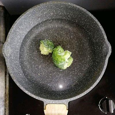 营养又补钙的黑芝麻西兰花虾仁烘蛋