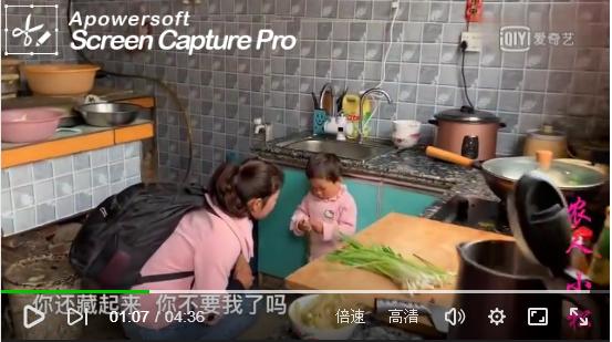 妈妈打工回来了，1岁10个月宝宝可开心了，抱着妈妈使劲亲，幸福