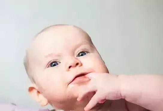 孩子吃手指的小行为，反应了大问题。很多家长都忽略了！