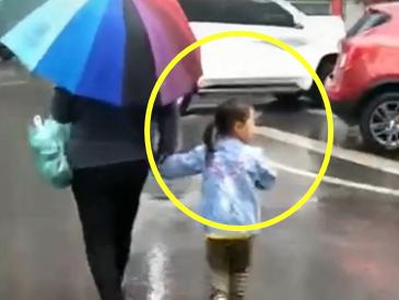 奶奶雨天接孙女放学，撑伞的样子“厉害”了，这孩子养得挺“糙”