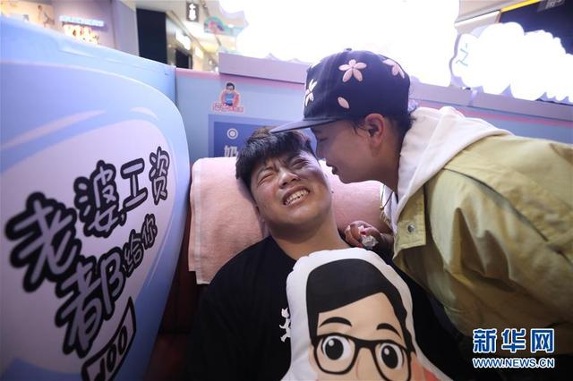 山东济南:男士体验“分娩” 感受生娃不易