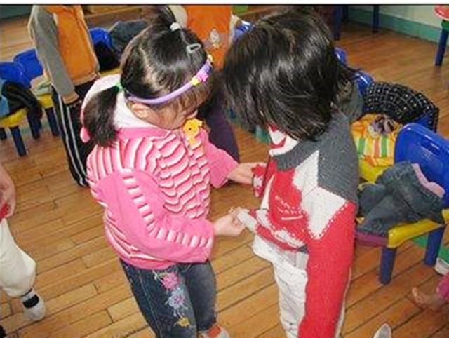 “衣服又穿错了”，幼儿园里两位妈妈不同的说辞，让老师红了脸！