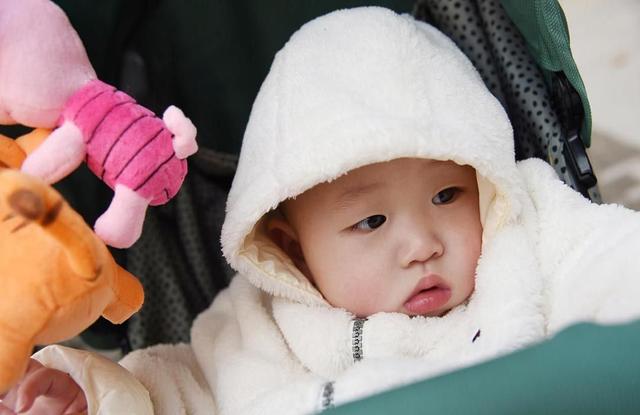 春季如何预防孩子生病？家长普遍信奉“春捂”，专家表示：要慎重