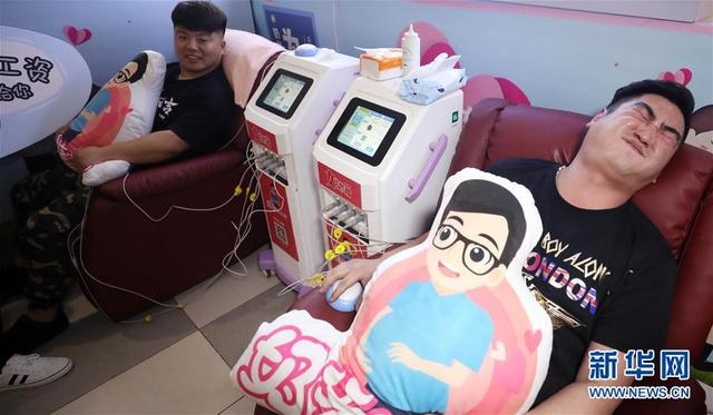 山东济南:男士体验“分娩” 感受生娃不易