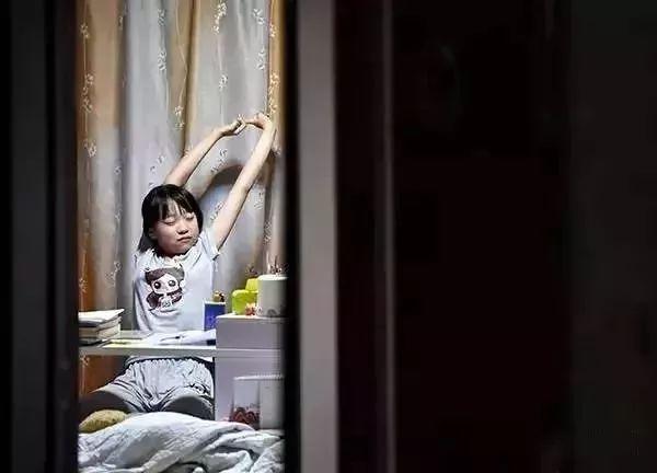 初三生父亲晒出女儿中考图，看哭万人： 孩子，读书虽苦，却是最容易的那条！