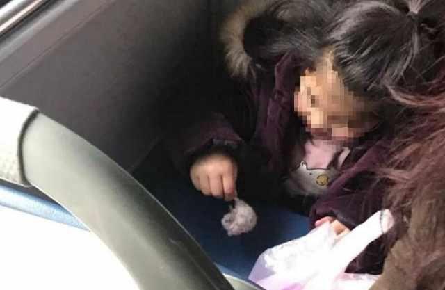 小女孩在公交车上的行为，吓坏不少乘客，妈妈不阻止还帮着女儿