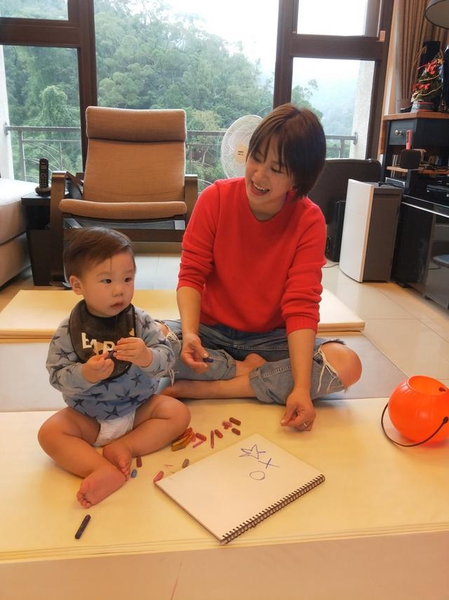宝宝会自己穿脱衣物了吗？几岁学？妈妈看这里！