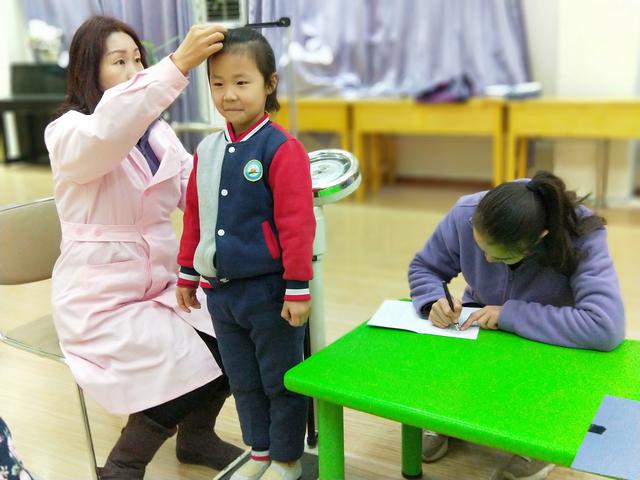 儿科医生：孩子发育有4个特点，将来会是大高个，占2个也很好