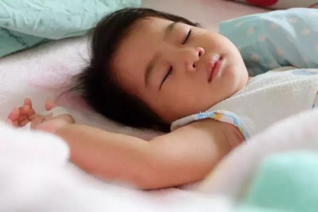 警惕：孩子脾虚、积食，睡觉会出现5种表现！家长要及时调理