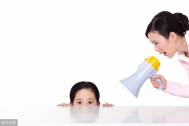 孩子越夸反而越胆小不自信？心理学家：育儿搞清表扬和鼓励的区别