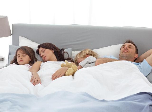 生完孩子夫妻该不该分房睡？每个人的看法不同，看看网友们的经历