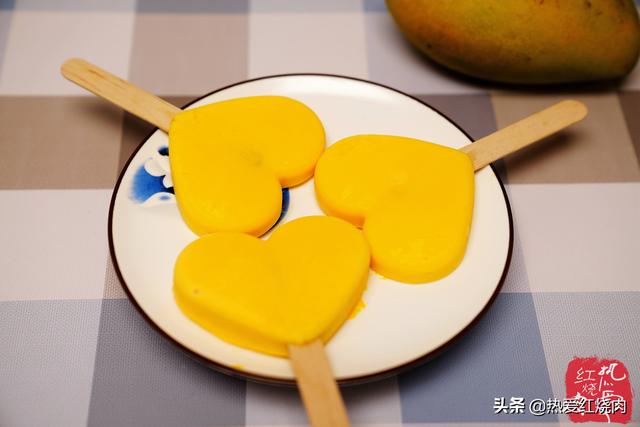 天气越来越热，是时候给孩子做冰棍吃了，无色素无添加吃着更放心