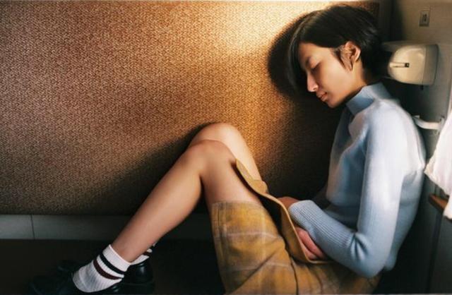 被穷养长大的孩子，大多都有这几种特征，尤其是女孩