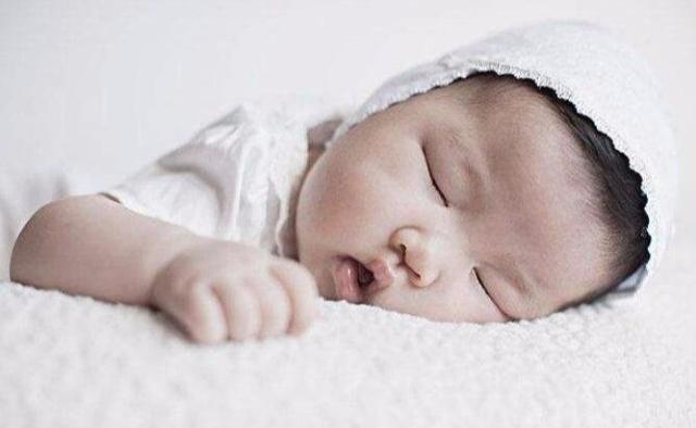 孩子的性格在婴幼儿时期就已形成，爸妈从这两点就能看出，很准