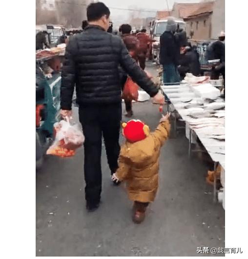 爸爸带女儿出门，为了不抱女儿，居然用了这种方法，妈妈都服了！