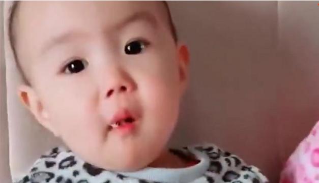 弟弟想吃姐姐的面包，姥姥不让，下一秒弟弟的做法，姥姥没招了