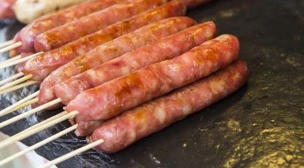 重要提醒！男孩吃烤肠时险些丧命，只因……近期家长更要当心！