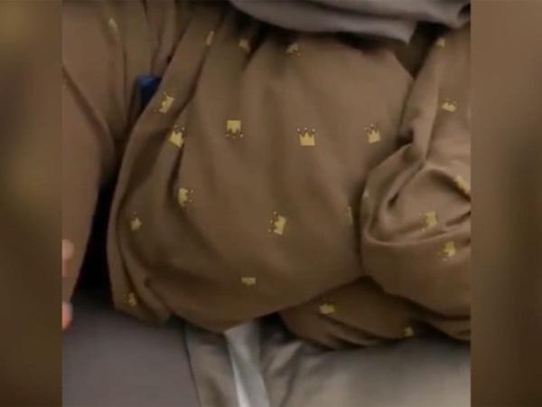 妈妈下班后发现儿子的睡衣里有东西，走近仔细一瞧，顿时泪目
