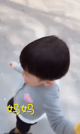 笑哭！孩子不好好吃饭怎么办？爸爸出“奇招”忽悠孩子吃饭